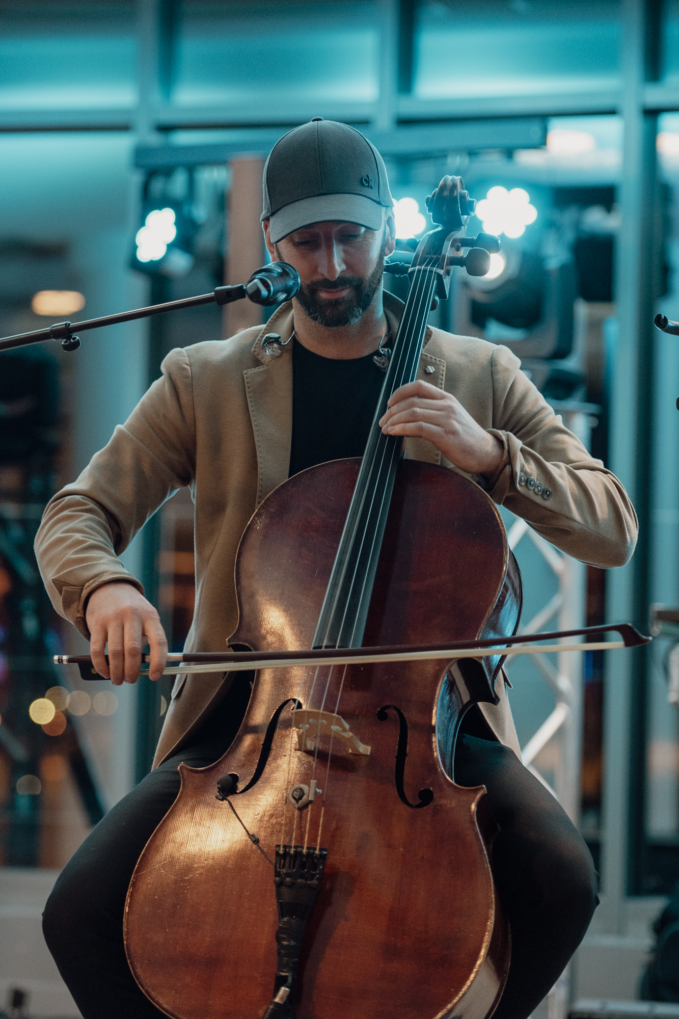 Djen, violoncelliste de SWAN en concert