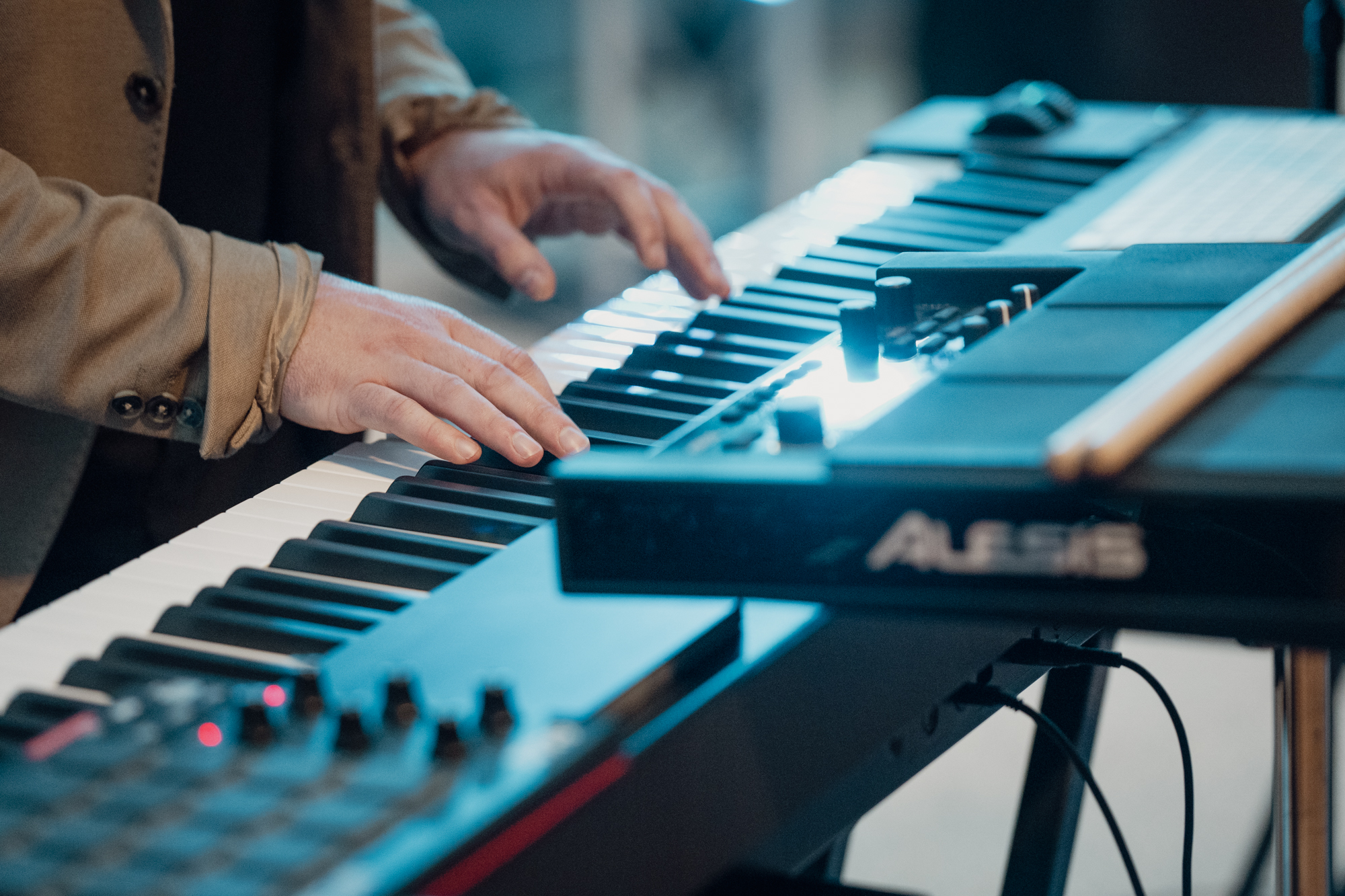 Djen au clavier et à la batterie électronique sur scène